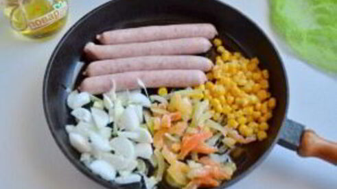 рис с куриными колбасками