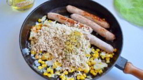 рис с куриными колбасками