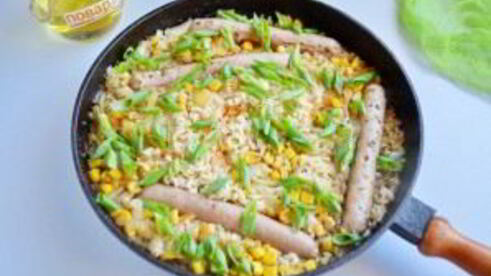 рис с куриными колбасками