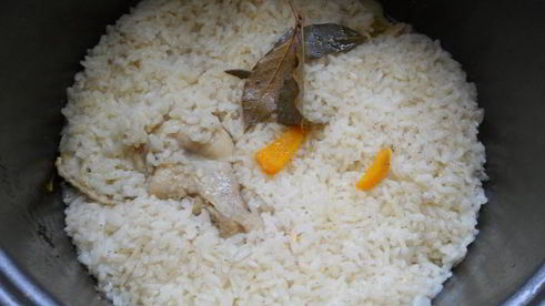 рис с куриными крылышками в мультиварке
