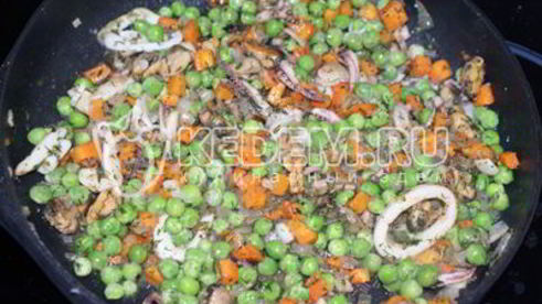 рис с морепродуктами в мультиварке