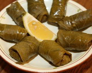 Рис с мятой и кедровыми орешками в виноградных листьях