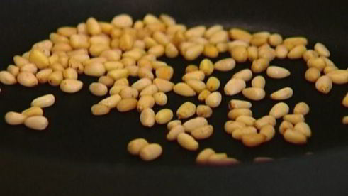 рис с мятой и кедровыми орешками в виноградных листьях