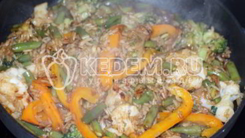 рис с овощами и соевым соусом