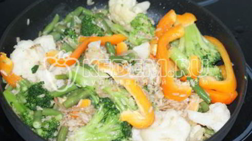 рис с овощами и соевым соусом