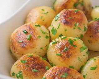 Румяный картофель с зеленью на гарнир