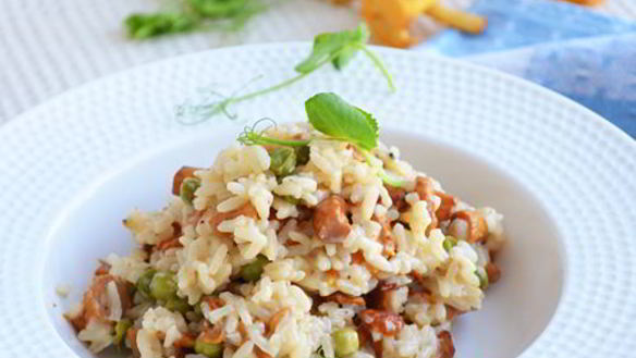 Рецепт Тушеный рис с лисичками и молодым горошком