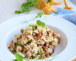 Тушеный рис с лисичками и молодым горошком