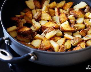 Жареная картошка с чесноком