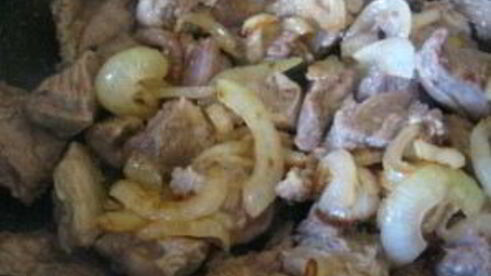 жареная картошка с говядиной