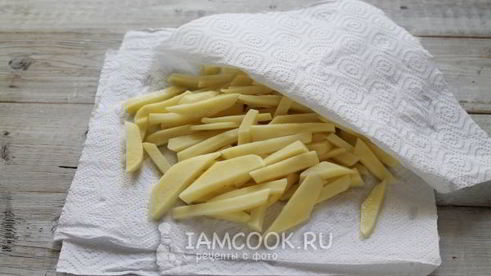 жареная картошка с хрустящей корочкой на сковороде