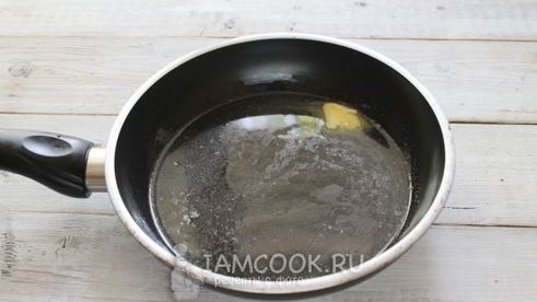 жареная картошка с хрустящей корочкой на сковороде