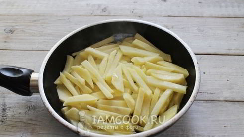 жареная картошка с хрустящей корочкой на сковороде