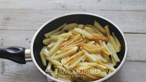 жареная картошка с хрустящей корочкой на сковороде