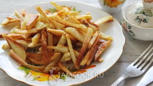 жареная картошка с хрустящей корочкой на сковороде