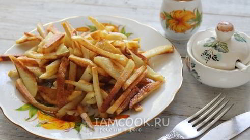 жареная картошка с хрустящей корочкой на сковороде