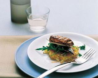 Жареный картофель с макрелью, руколой и моцареллой