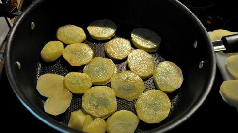 жареный картофель с петрушкой