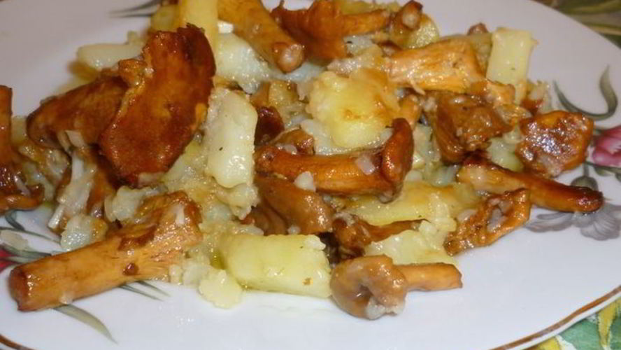 Рецепт жареный молодой картофель с лисичками