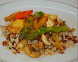 Жареный рис с тофу и спаржей