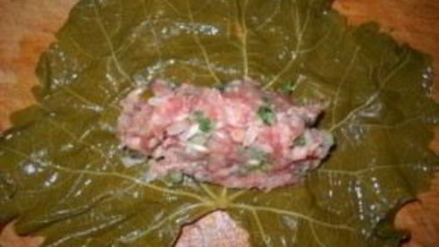 долма из маринованных виноградных листьев