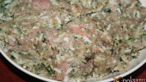 долма из молодых виноградных листьев с начинкой из смешанного фарша