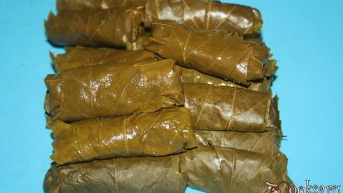 долма из молодых виноградных листьев с начинкой из смешанного фарша
