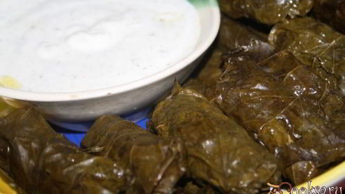 долма из молодых виноградных листьев с начинкой из смешанного фарша