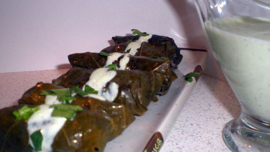 Рецепт долма с бараниной под сметанно-чесночным соусом