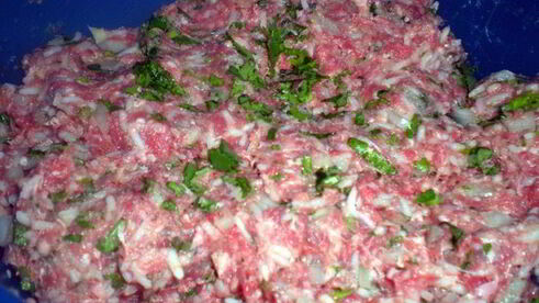 долма с бараниной под сметанно-чесночным соусом