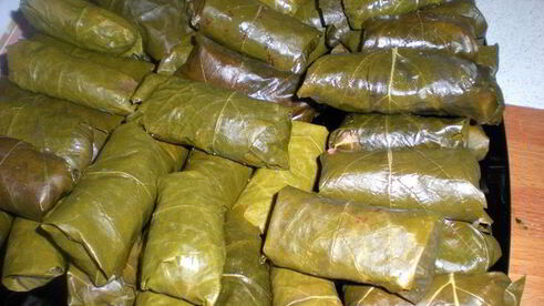 долма с бараниной под сметанно-чесночным соусом