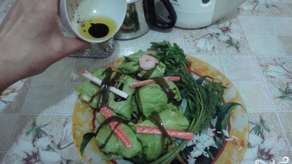 Рецепт Голубцы с креветками в листьях салата и морской капусте