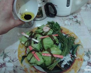 Голубцы с креветками в листьях салата и морской капусте