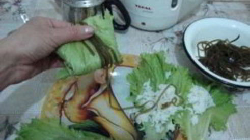 голубцы с креветками в листьях салата и морской капусте