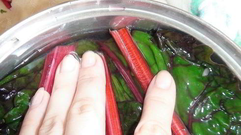 голубцы в свекольной ботве