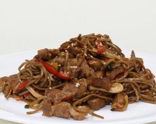 Гречневая лапша с говядиной и овощами в соевом соусе