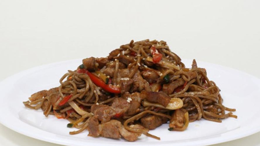 Рецепт гречневая лапша с говядиной и овощами в соевом соусе