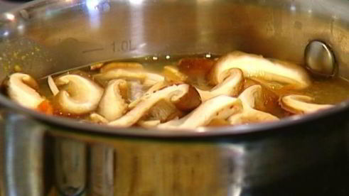 гречневая лапша с грибами и морской капустой