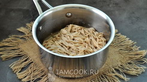 гречневая лапша с креветками и овощами