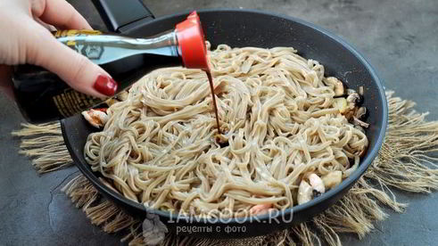 гречневая лапша с креветками и овощами