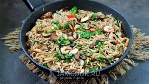 гречневая лапша с креветками и овощами