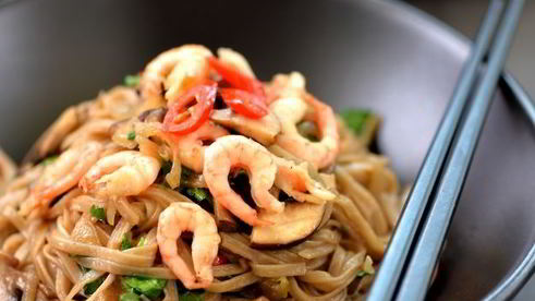 гречневая лапша с креветками и овощами