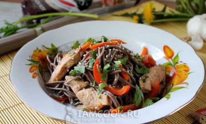 Гречневая лапша с курицей и овощами