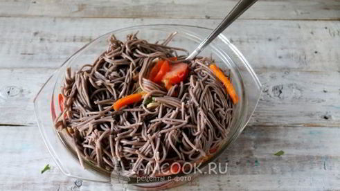 гречневая лапша с курицей и овощами