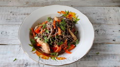 гречневая лапша с курицей и овощами