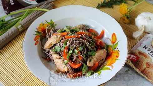 гречневая лапша с курицей и овощами