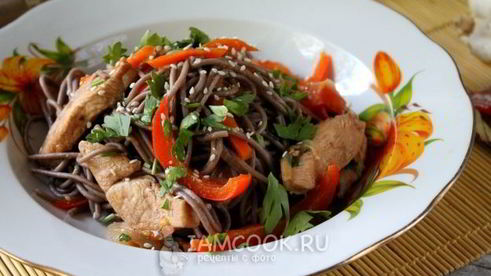 гречневая лапша с курицей и овощами