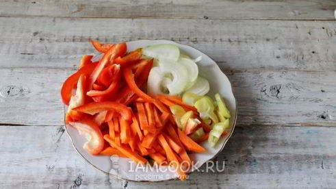 гречневая лапша с курицей и овощами