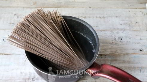 гречневая лапша с курицей и овощами