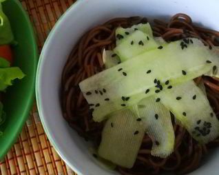 Гречневая лапша со свежим огурцом